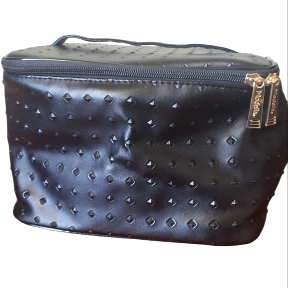 NWOT Modella Black Cosmetic Accessory Train Case in Quilted Geometric Design. - Picture 2 of 16